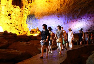 Grayline criuse Caving