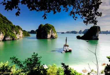Bai Tu Long bay- Thien Canh Son Beach