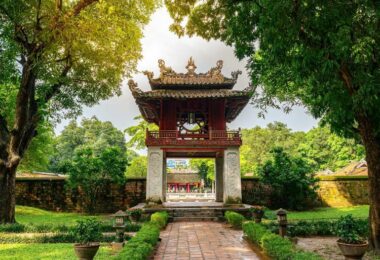 Tours 10 Quoc Tu Giam temple